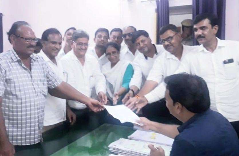 प्रतिदिन पेयजल सप्लाई की मांग, सीएम के नाम उपखण्ड अधिकारी को सौंपा ज्ञापन प्रतिदिन पेयजल सप्लाई की मांग, सीएम के नाम उपखण्ड अधिकारी को सौंपा ज्ञापन