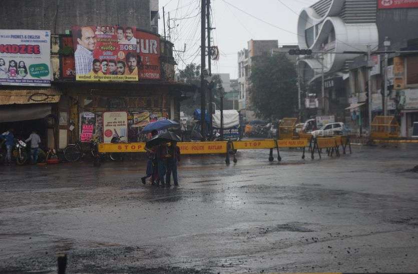 18 deaths due to rain in MP's Ratlam, loss of 90 lakh VIDEO एमपी के रतलाम में बारिश से 18 की मौत, 90 लाख का नुकसान