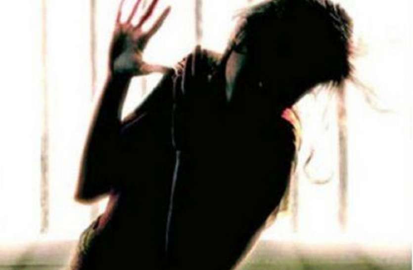 पुलिस ने महिला र्निवस्त्र किया और पीटा पुलिस ने महिला को निर्वस्त्र कर पीटा