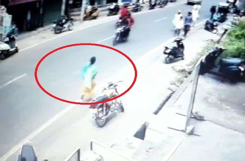 Alwar Women Theft 25 Thousand Rupees From Pocket In SBI Alwar अलवर कंट्रोल रूम के सामने महिला ने बैंक में घुसकर जेब से चुराए 25 हजार रुपए, सीसीटीवी में कैद हुई घटना