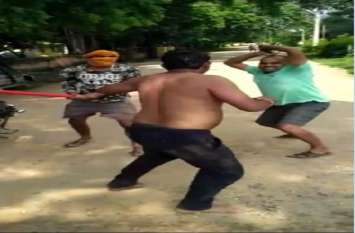 Young man naked beaten on road in bhind युवक को नंगा करके सड़क पर दौड़ा-दौड़ाकर पीटा, वीडियो वायरल