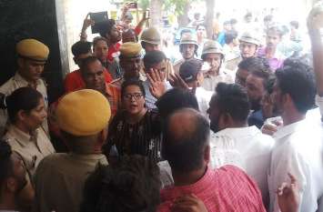 During the public hearing of the MLA, there was a mutual split between VIDEO विधायक की जनसुनवाई के दौरान कांग्रेस की आपसी फूट आई सामने, संयम लोढ़ा और नीरज डांगी समर्थक हुए आमने-सामने