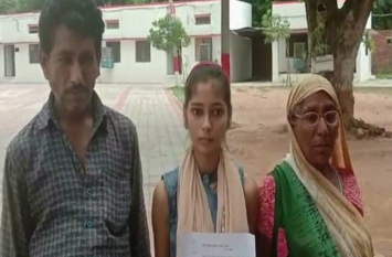husband and wife beat his mother in banda पति-पत्नी ने मिलकर बूढ़ी मां की कर दी पिटाई, देखें वीडियो