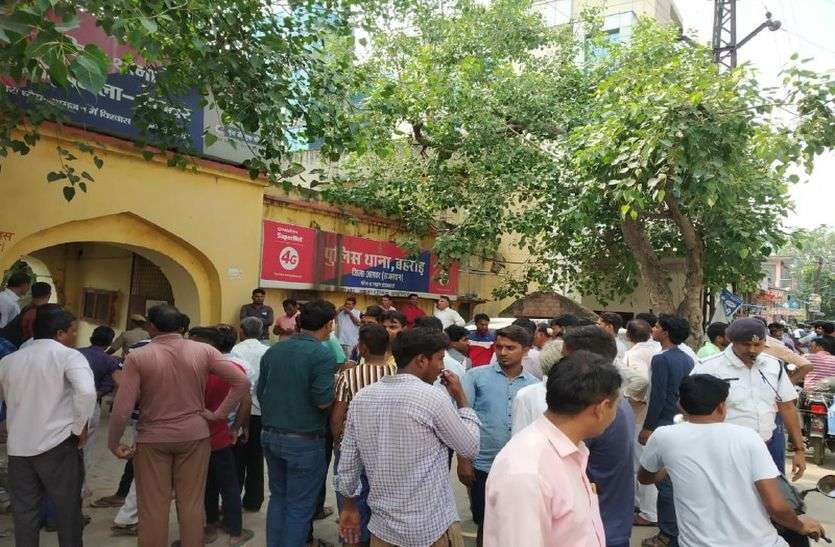 Firing In Behror Police Station Alwar Prisoner Fled After Firing अलवर के बहरोड़ थाने में घुसे बदमाशों ने एके-47 से किया ताबड़तोड़ फायर, लॉकअप का ताला तोडकऱ अपने साथी को छुड़ाकर हुए फरार