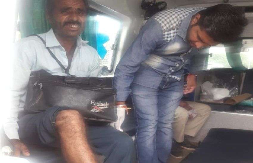 निगम के सफाई वाहन में पीछे से घुसी बस, यात्रियों के चेहरे पर लगे कांच, मची चीख-पुकार