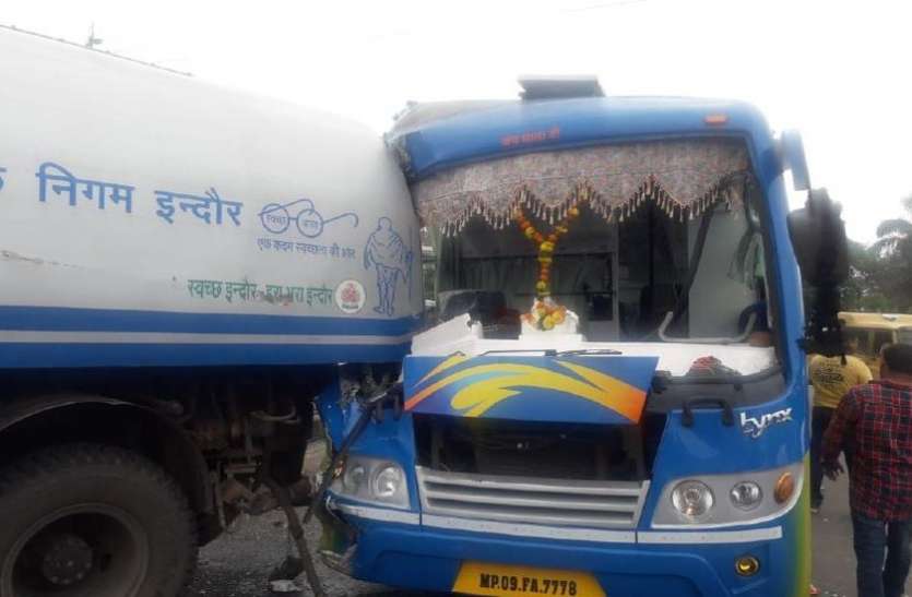 निगम के सफाई वाहन में पीछे से घुसी बस, यात्रियों के चेहरे पर लगे कांच, मची चीख-पुकार निगम के सफाई वाहन में पीछे से घुसी बस, यात्रियों के चेहरे पर लगे कांच, मची चीख-पुकार