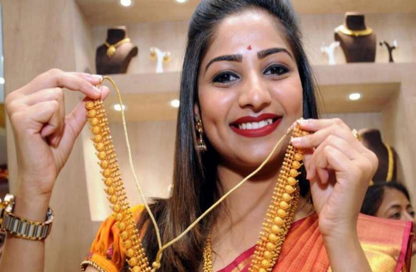 gold 370 रुपए सस्ता हुआ सोना, चांदी 49,000 के पार