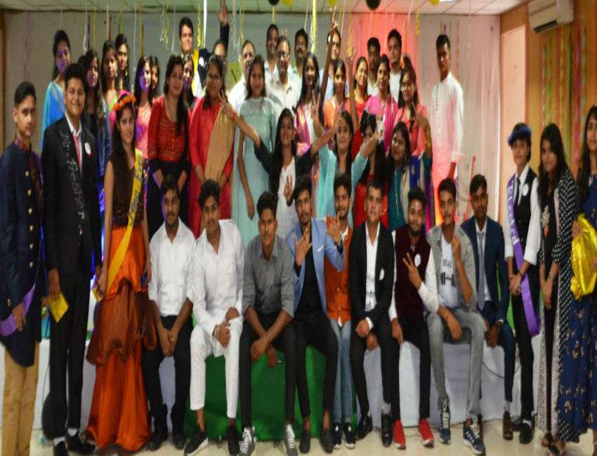 फ्रेशर पार्टी में झूमे विद्यार्थी, इन्हें मिला मिस्टर और मिस फ्रेशर का खिताब