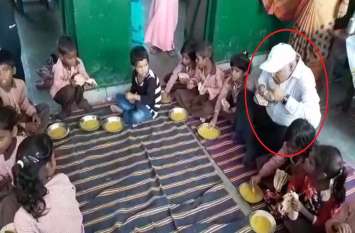 Mirzapur Dm eat mid day meal with student after roti namak case मिड डे मील प्रकरण के बाद अजीबो-गरीब बयान देकर चर्चे में आए थे ये डीएम, अब बच्चों के साथ खा रहे खाना