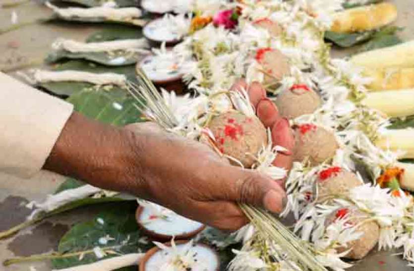 pitru.jpg पितृ पक्ष 2019 : राशिनुसार करें दान, पितरों की आत्मा को मिलेगी शांति