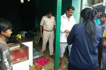 Thieves cracked locks of four shops in one night at a distance of few पुलिस चौकी से चंद कदमों की दूरी पर एक रात में चोरों ने चटकाए चार दुकानों के ताले