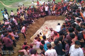 Due to lack of rain, water had to be filled with tankers in square pit shahpura : बारिश की कमी, गणेशजी के विसर्जन के लिए चौकोर गड्ढे में टैंकरों से भरना पड़ा पानी