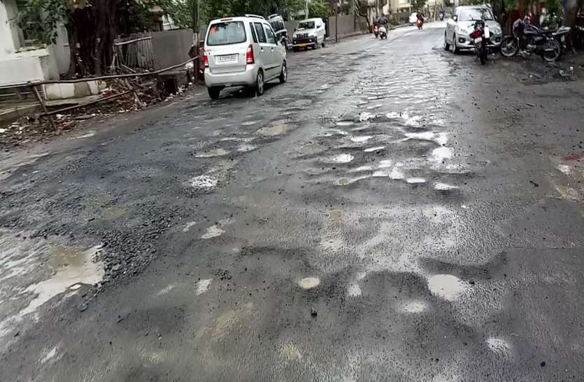 BAD ROAD NEWS अफसर बोले, 15 अक्टूबर से बंद कार्य चालू नहीं हुआ तो निर्माण एजेंसी के खिलाफ होगी कार्रवाई