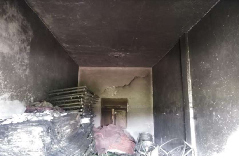 दुकान में चोर करने आए थे यह काम, मगर किया कुछ ऐसा की मच गई अफरा तफरी दुकान में चोर करने आए थे यह काम, मगर किया कुछ ऐसा की मच गई अफरा तफरी