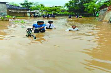 Demand for compensation from government for damage caused by rain बारिश से सड़कें हुई लबालब, घरों में घुसा पानी, नुकसान के लिए शासन से की गई मुआवजा की मांग