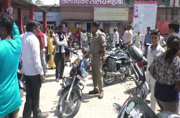 Police Prashasan big action on illegal parking in mahoba Video : पुलिस प्रशासन ने अवैध पार्किंग पर कसा शिकंजा, अवैध पार्किंग चलाने वालों की बढ़ी धड़कनें