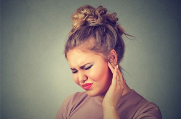 Ear Infections: Causes, Symptoms, and Diagnosis सर्दी-जुकाम या गले में परेशानी होने पर भी बहता कान