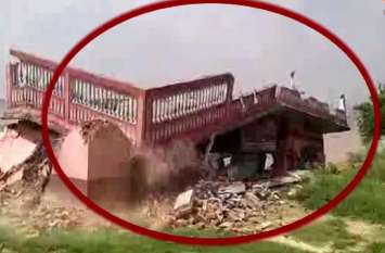 falling villagers house from flood at ballia ganga river गंगा की उफान से ऐसे गिर रहे गरीबों के मकान, जिला प्रशासन भी नहीं कर रही मदद