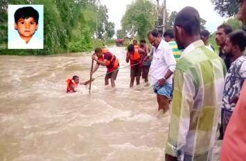 7 year old child drowned in canal rajim Chhattisgarh. दोस्तों के साथ पुल पार करते 7 साल का मासूम बह गया नहर में, पुलिस तलाश में जुटी