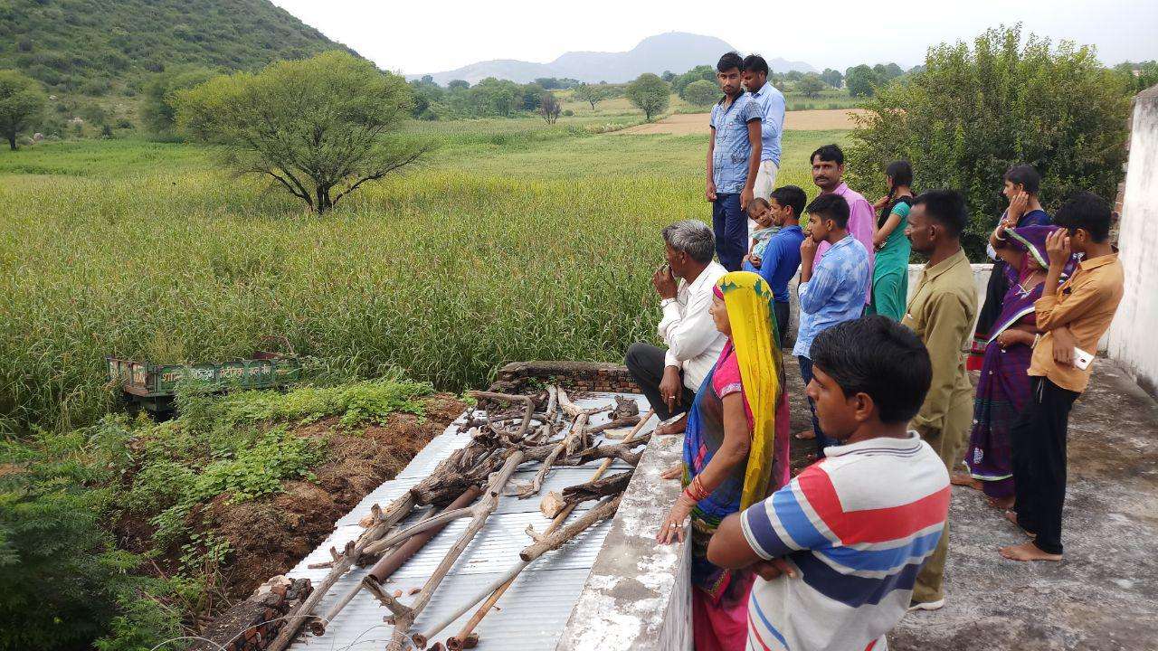 कैसा भय : दिन—रात हाथों में लाठियों लेकर पुरुष करते रखवाली, महिलाएं घरों में कैद