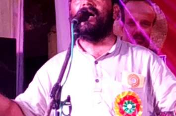 Akhilesh awasthi in kavi sammelan सोच रहा हूं क्या कर बैठूं, अपनी लाज बचानी है