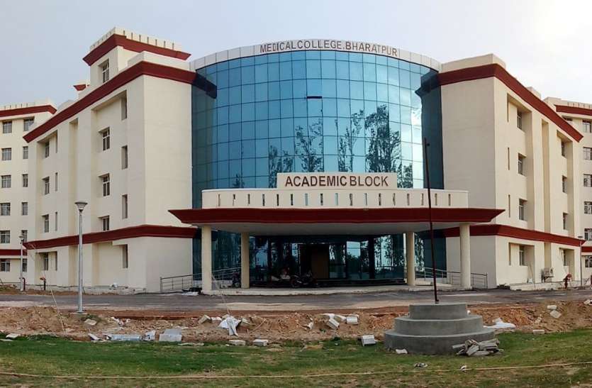 Bharatpur Medical College : आधी रात को फैकल्टी की नींद उड़ाना पड़ा भारी, एमबीबीएस के सौ छात्र 30 दिन के लिए सस्पेंड Bharatpur Medical College : आधी रात को फैकल्टी की नींद उड़ाना पड़ा भारी, एमबीबीएस के सौ छात्र 30 दिन के लिए सस्पेंड