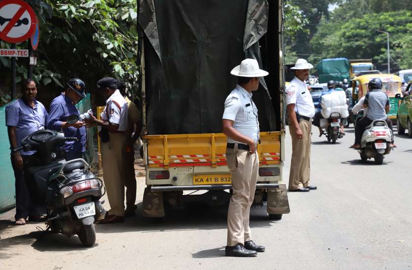 खबरदार : घर के सामने भी वाहन खड़े किए तो खाली करनी पड़ेगी जेब खबरदार : घर के सामने भी वाहन खड़े किए तो खाली करनी पड़ेगी जेब