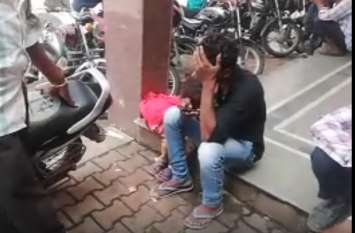 bike accident in jhalawar, one killed in road accident सड़क हादसे में उजड़ा परिवार: आंखों के सामने तोड़ दिया हमसफर ने दम, पथरा गईं पति की आंखे