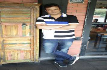 Dr. Sameer becomes a singer as soon as he comes on stage पेश से डॉक्टर समीर मंच पर आते ही बन जाते है सिंगर