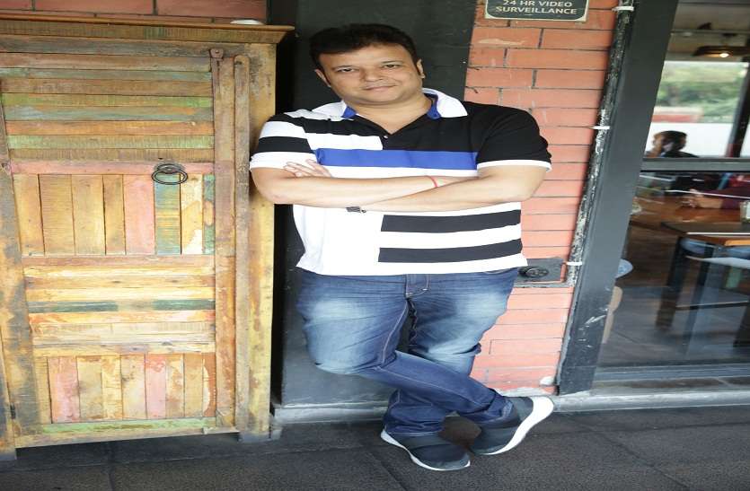 पेश से डॉक्टर समीर मंच पर आते ही बन जाते है सिंगर पेश से डॉक्टर समीर मंच पर आते ही बन जाते है सिंगर