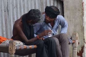 Addicts camp at railway junction .... View photos रेलवे जंक्शन पर नशेड़ीयों का डेरा....देखें तस्वीरें