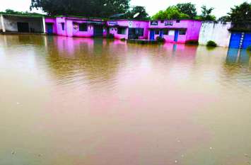 Children stuck in school due to heavy rains connectivity of 40 village भारी बारिश के चलते 40 गांवों का सडक़ संपर्क टूटा स्कूल में फंसे रहे बच्चे, सैकड़ों एकड़ खेत जलमग्न