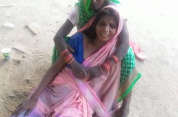 Ruthlessness - Hold 3-year-old innocent daughter with her feet, hit the ground निर्दयता - 3 साल की मासूम बेटी को पैरों से पकड़ दे मारा जमीन पर, मचा कोहराम