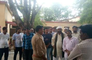 Rape with 13 years girl in talbehat laitpur किशोरी से घर में घुसकर बलात्कार, ग्रामीणों ने घेरी कोतवाली तब पुलिस ने दर्ज किया केस