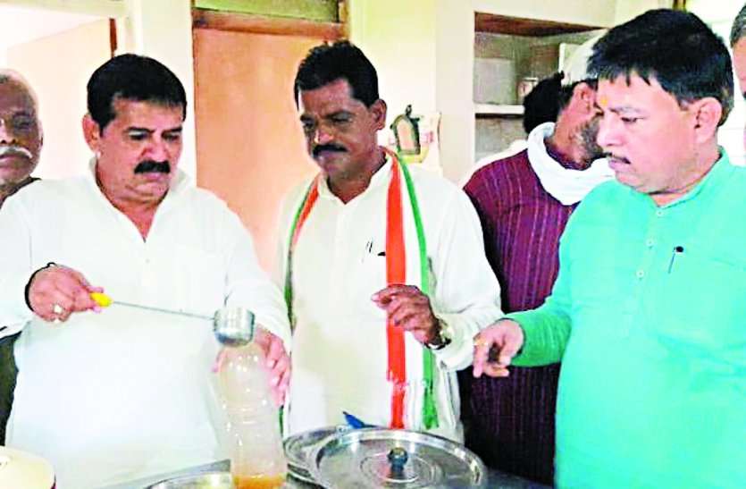 congress leader mahesh gulwani latest news in hindi कच्ची रोटी लेकर कलेक्टर के पास पहुंचे कांग्रेस के दिग्गज नेता, अधिकारियों में खलबली