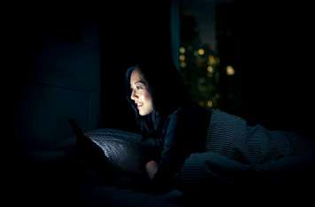 This dangerous disease is caused due to excessive viewing of mobile मोबाइल स्क्रीन ज्यादा देखने से होता ये खतरनाक रोग