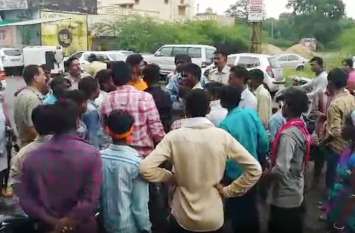 two women die of electric current in pratapgarh बिजली लाइन के पास हो रहा था दुकानों का निर्माण, करंट लगने से दो मजदूर महिलाओं की मौत