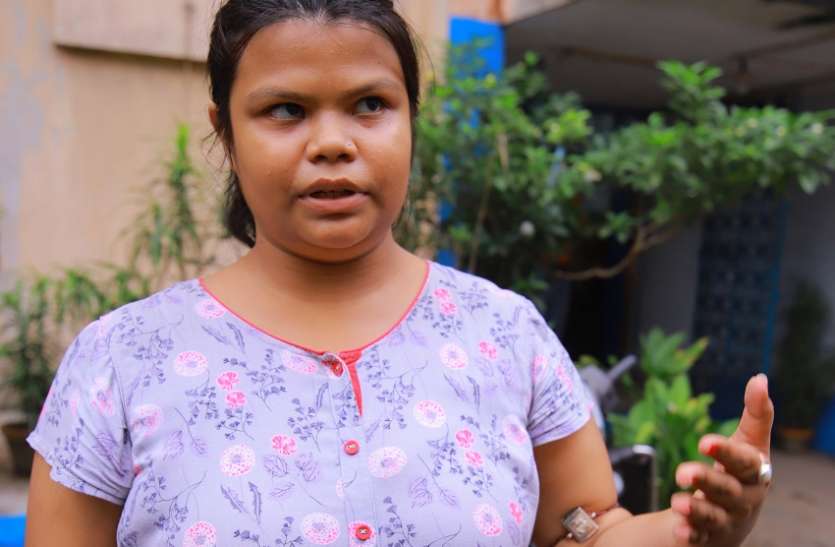 महिला का बैग छीनकर भागता लुटेरा गिरफ्तार, बैग गायब महिला का बैग छीनकर भागता लुटेरा गिरफ्तार, बैग गायब