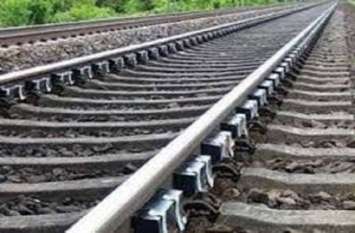 Husband Suicide with Wife and daughter in chandauli on railway track पति ने पत्नी और बेटी के साथ ट्रेन के आगे कूदकर की आत्महत्या, तीन लोगों की मौत से गांव में कोहराम