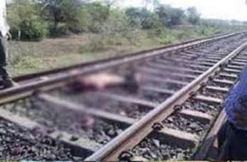 husband woman and daughter suicied Troubled by home squabbles गृह कलह से तंग आकर पति ने पत्नी और बेटी के साथ ट्रेन के सामने कूदकर दी जान