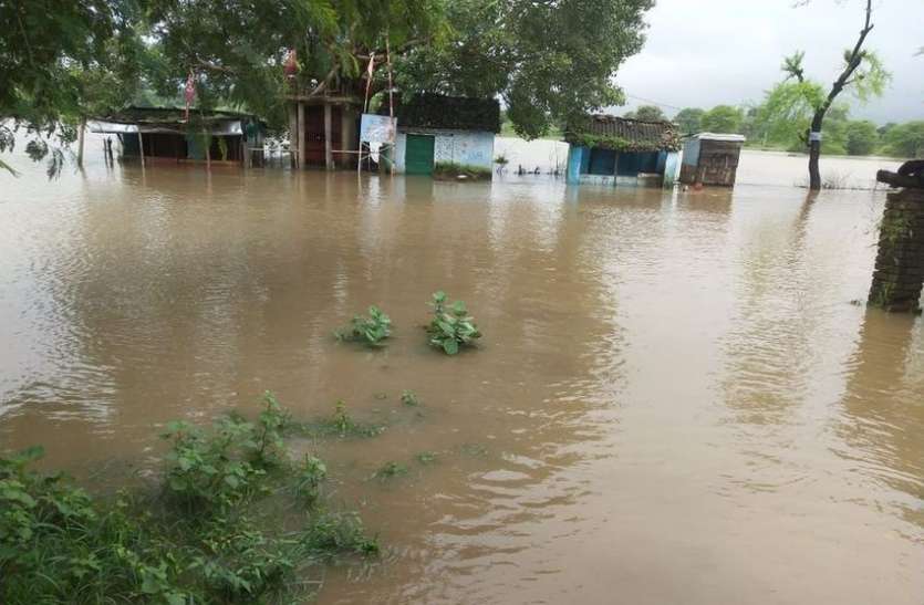 Narmada River, Flood, Jhansiaghat, Selfie, Narmada Coast, Flood Flood : नर्मदा तटों की स्थिति हुई विकराल, देखने उमड़े लोग