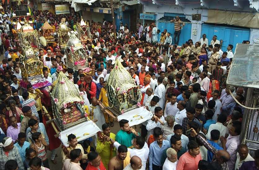 श्योपुर में देव विमानों का चल समारोह देखने उमड़े हजारों लोग श्योपुर में देव विमानों का चल समारोह देखने उमड़े हजारों लोग