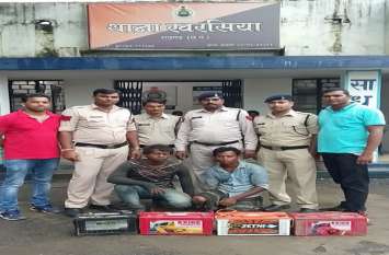 Two accused of stealing batteries from a steep trailer arrested खड़ी ट्रेलर से बैटरी चोरी कर रहे थे ग्राहक की तलाश, फिर जो ये हुआ पहुँच गए जेल...