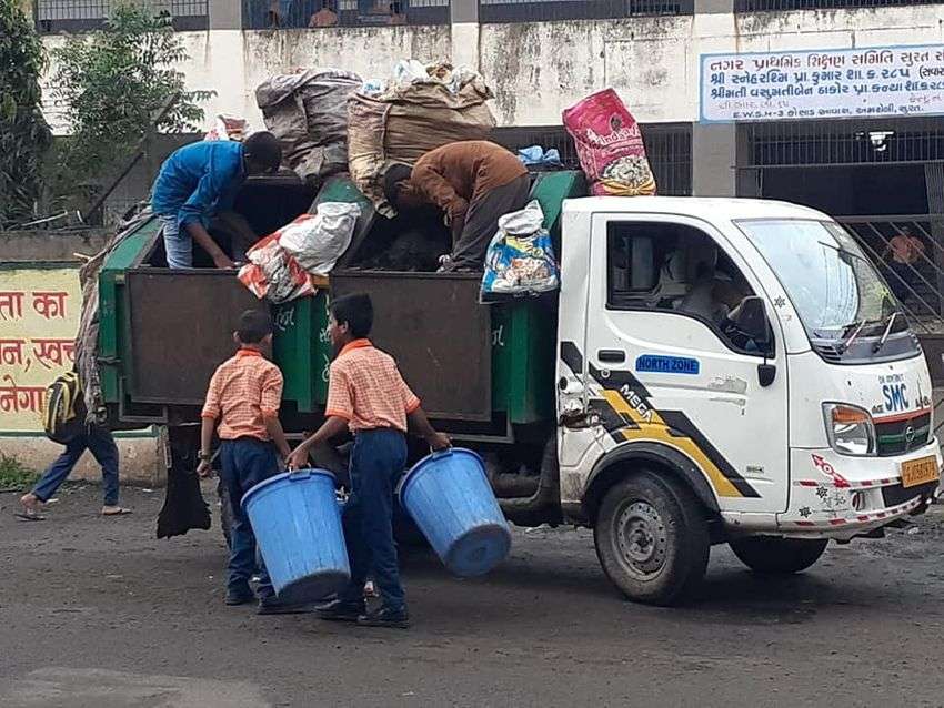 swachh bharat mission; मोदी के गुजरात में बच्चे उठा रहे कचरा