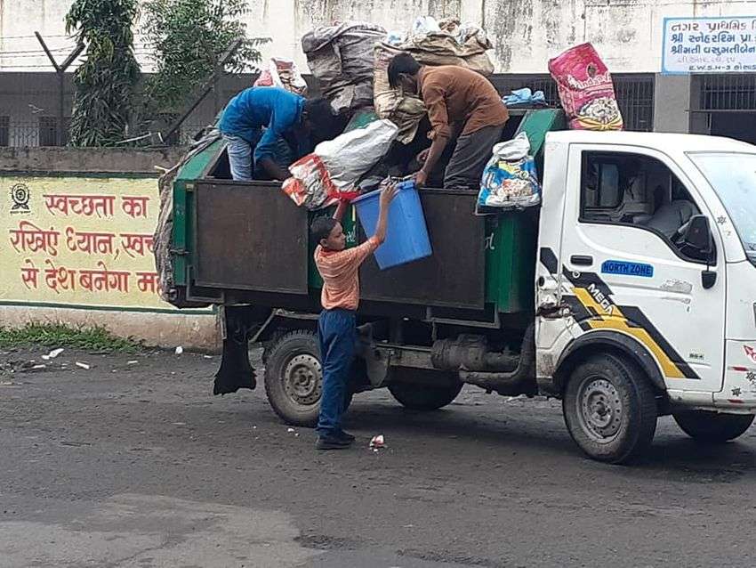 swachh bharat mission; मोदी के गुजरात में बच्चे उठा रहे कचरा