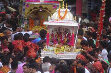 God got out in planes on Jalavihar, people gathered the city to visit जलविहार को विमानों में निकले भगवान, दर्शन के लिए शहर में उमड़ा जनसैलाब