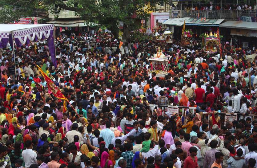 जलविहार को विमानों में निकले भगवान, दर्शन के लिए शहर में उमड़ा जनसैलाब