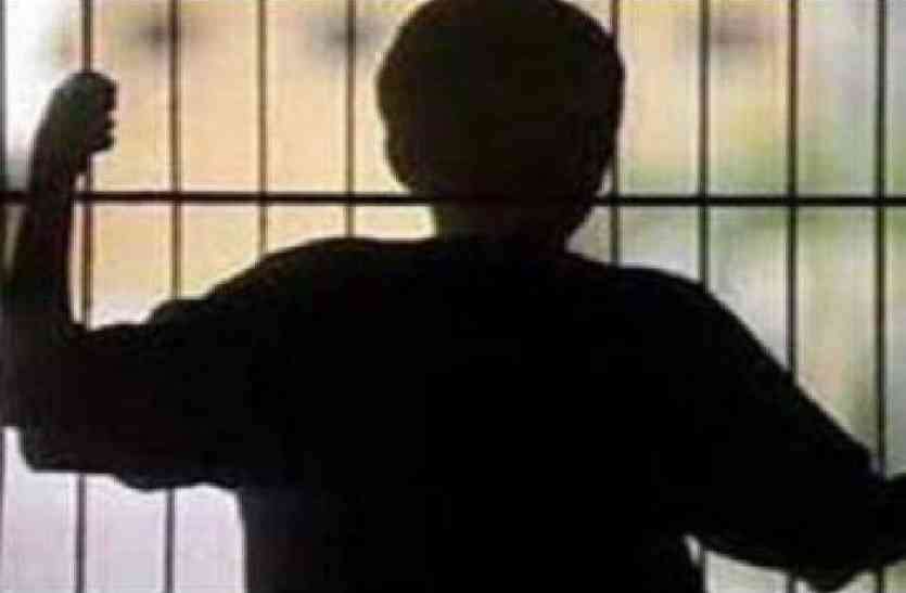 चोरी और बलात्कार के मामले में पकड़े गए दो बाल अपचारी बाथरूम की जाली तोड़कर फरार चोरी और बलात्कार के मामले में पकड़े गए दो बाल अपचारी बाथरूम की जाली तोड़कर फरार