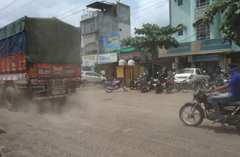 Pits on the main road धूल के गुबार ने लोगों की बढ़ाई परेशानी