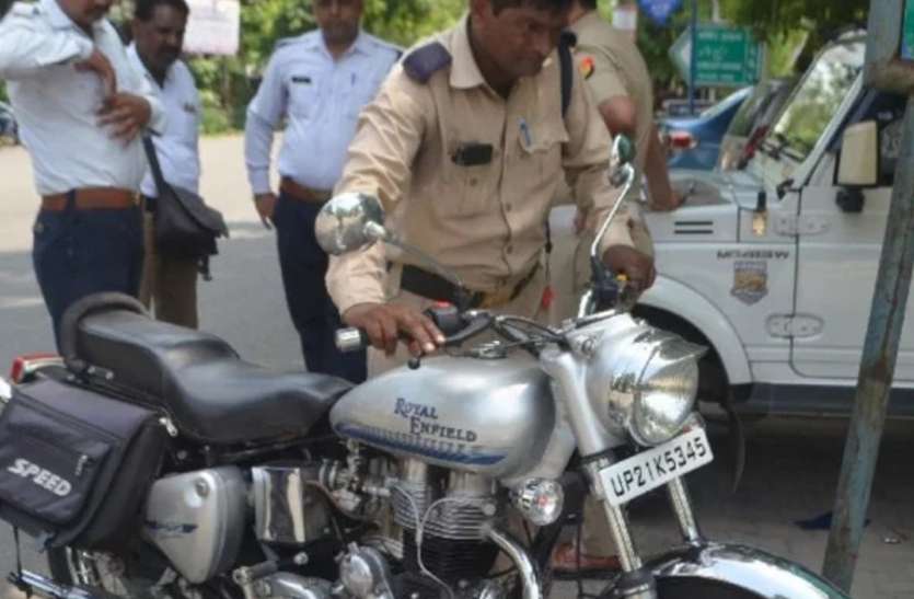 meerut बाइक का चालान कटते ही इंस्पेक्टर ने फेंक दी बाइक